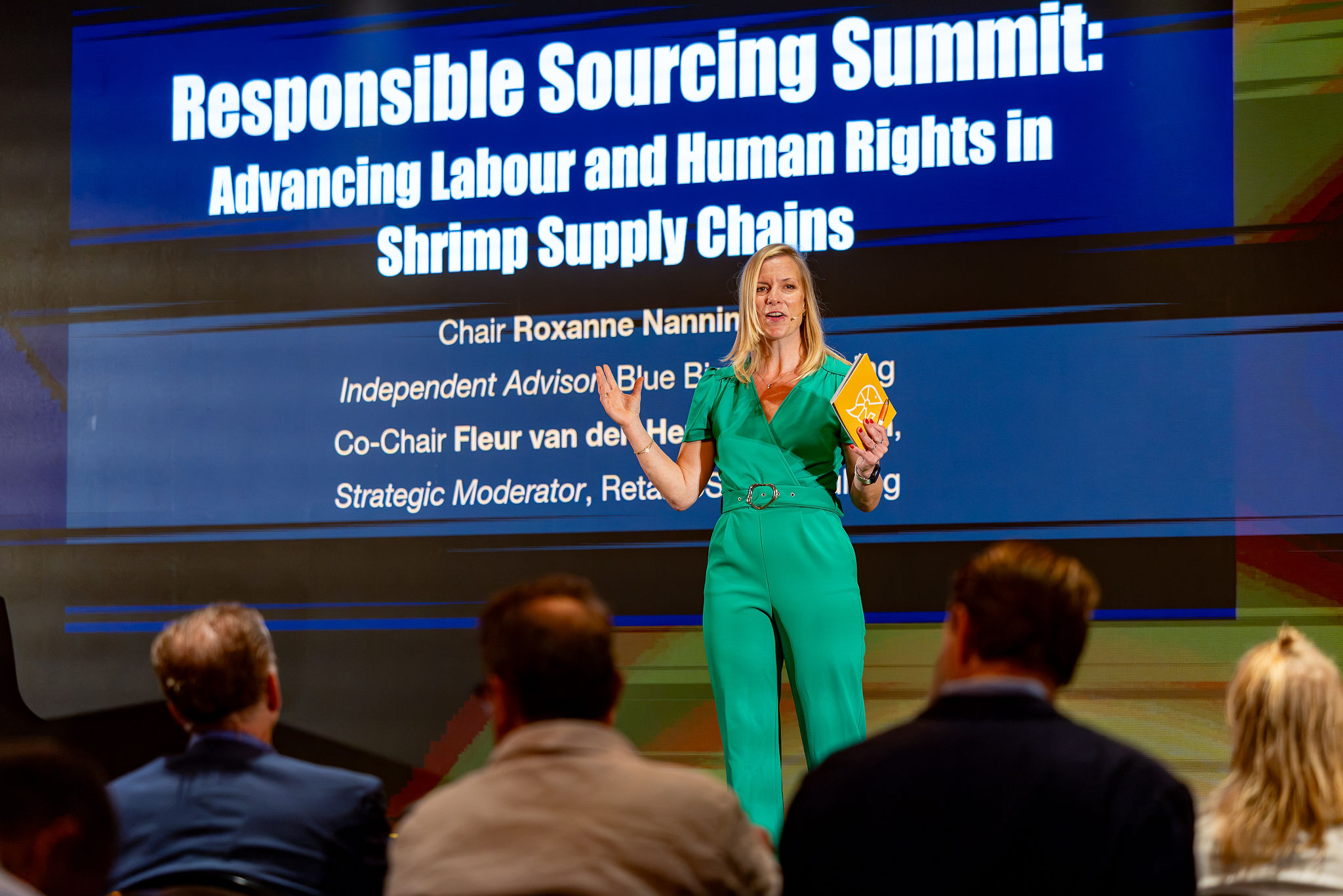 Fleur Meerman als moderator op het podium van de Responsible Sourcing Summit, Global Shrimp Forum 2026